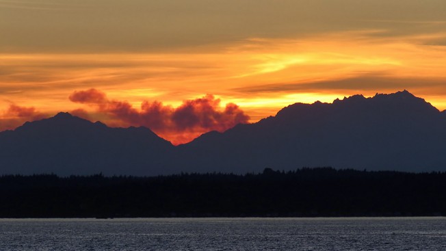 20160819 202030 Fire in Olympic NP - 1024x576