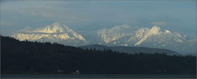 20161201-084106-olympic-mountains-morning-light-2048x821-1